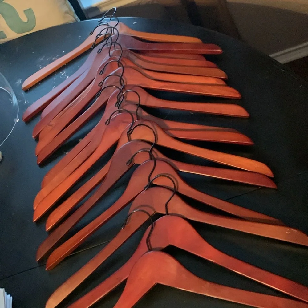 Set of 16 wooden hangers - Picture 4 of 4